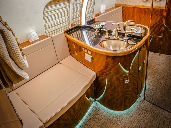 Bed based charter jet global 5000 0002 lav